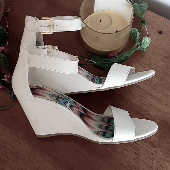 American eagle shoes (white sandals) - Picture 1 of 4
